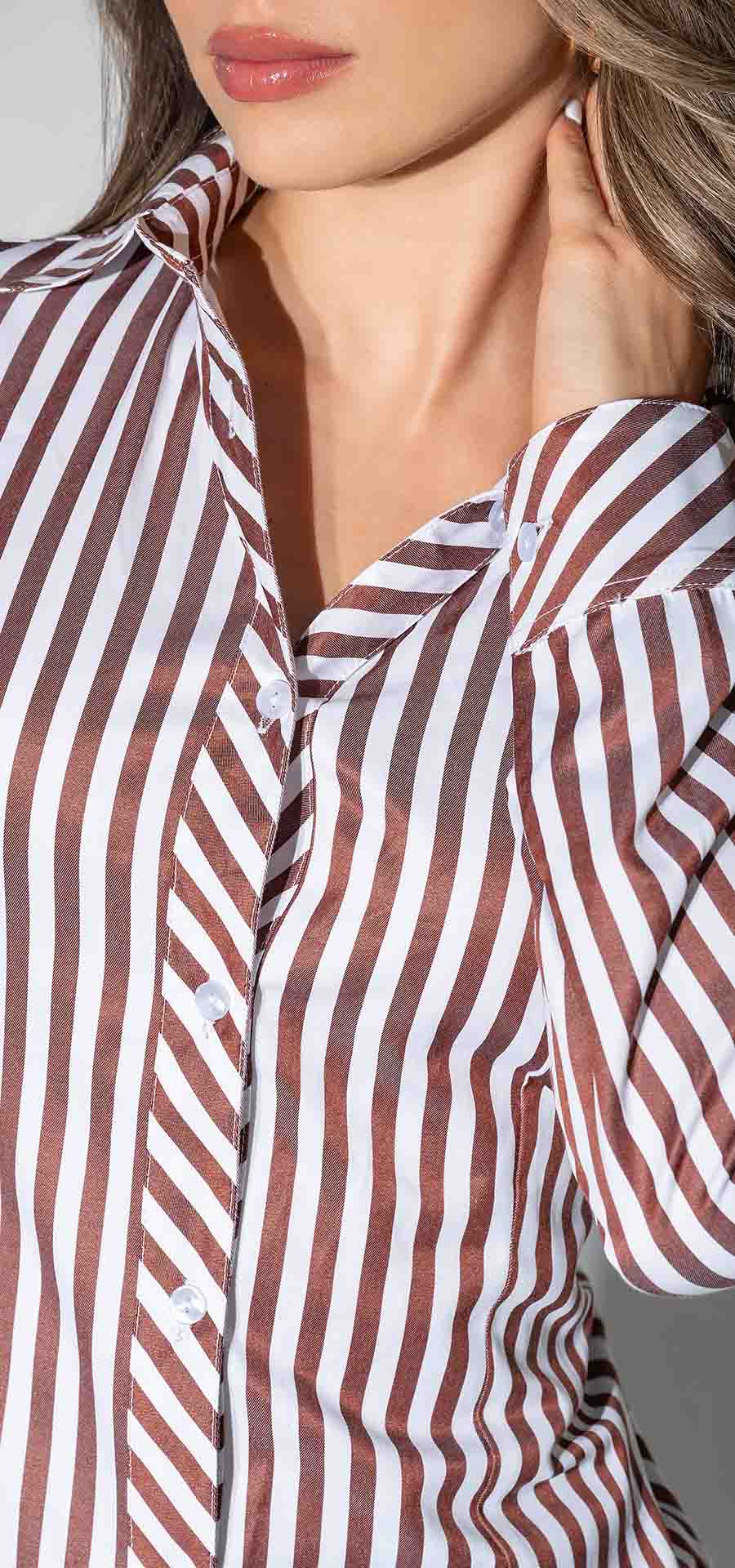 Camisa suelta manga larga. Tono blanco con lineas. Ref. R-024