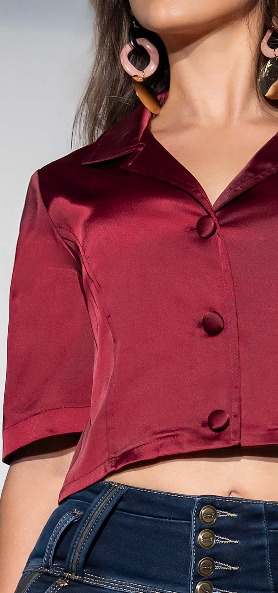 Blusa semiajustada manga corta. Tono vino tinto. Ref. R-025