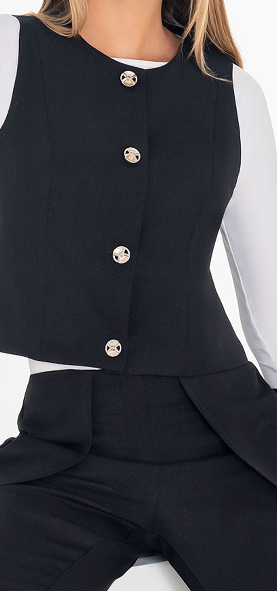 Ref. R-020 Semi-fitted vest. Lightweight linen material. Black tone