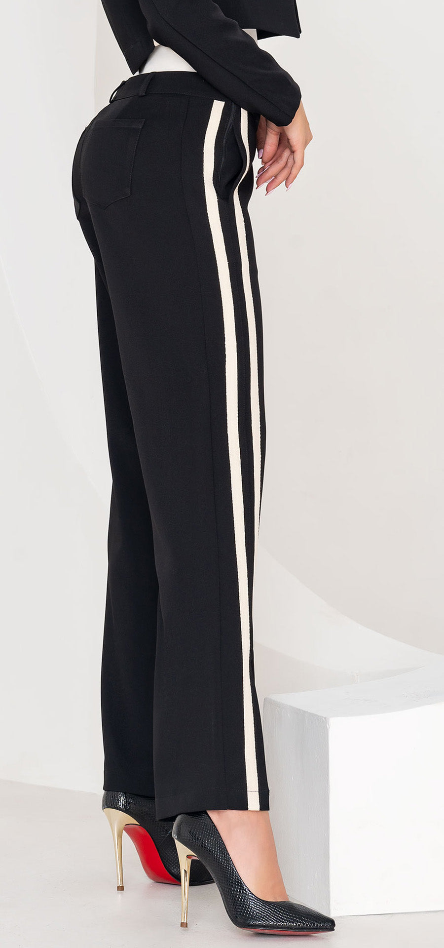 Ref. R-031 Palazzo pants. High-waisted, 1-button closure. Lightweight, rigid linen. Black color
