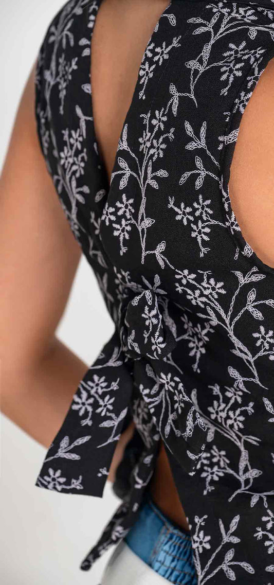 Ref. Y-115 Chaleco semi ajustado. Material Lino bordado. Tono negro blanco
