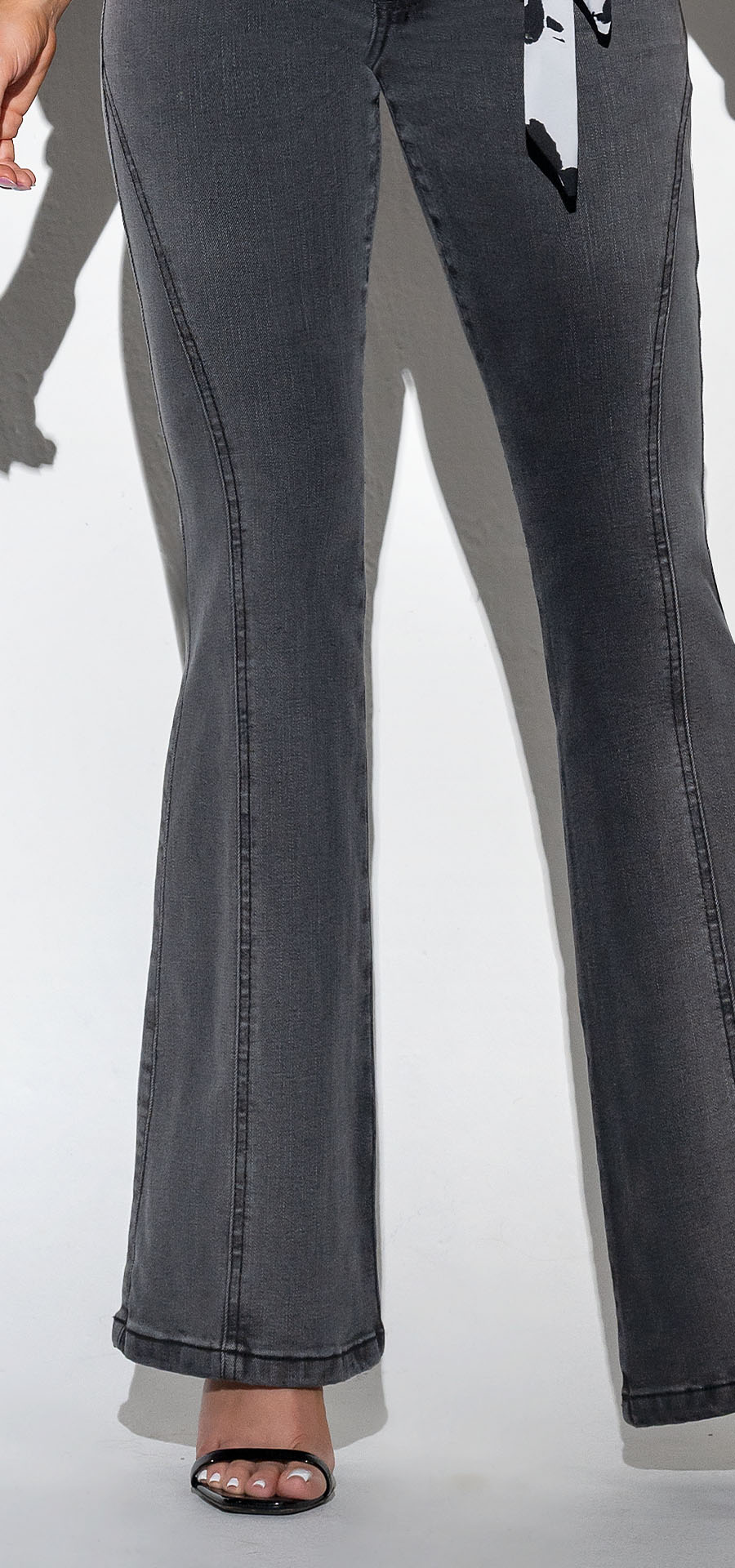 Ref. 700-1730 Jeans bota campana. Tiro alto 1 botón. Tono gris
