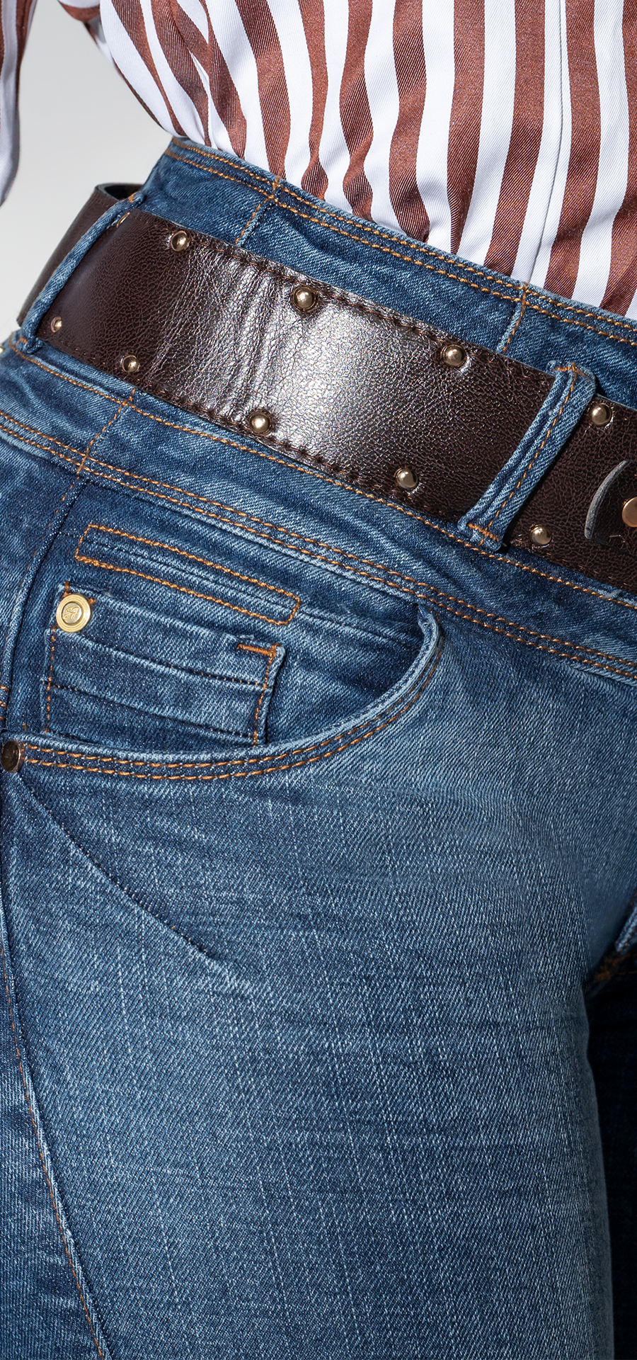 Ref. 700-1742 Jeans bota recta. Pretina alta control abdomen. Tono azul medio