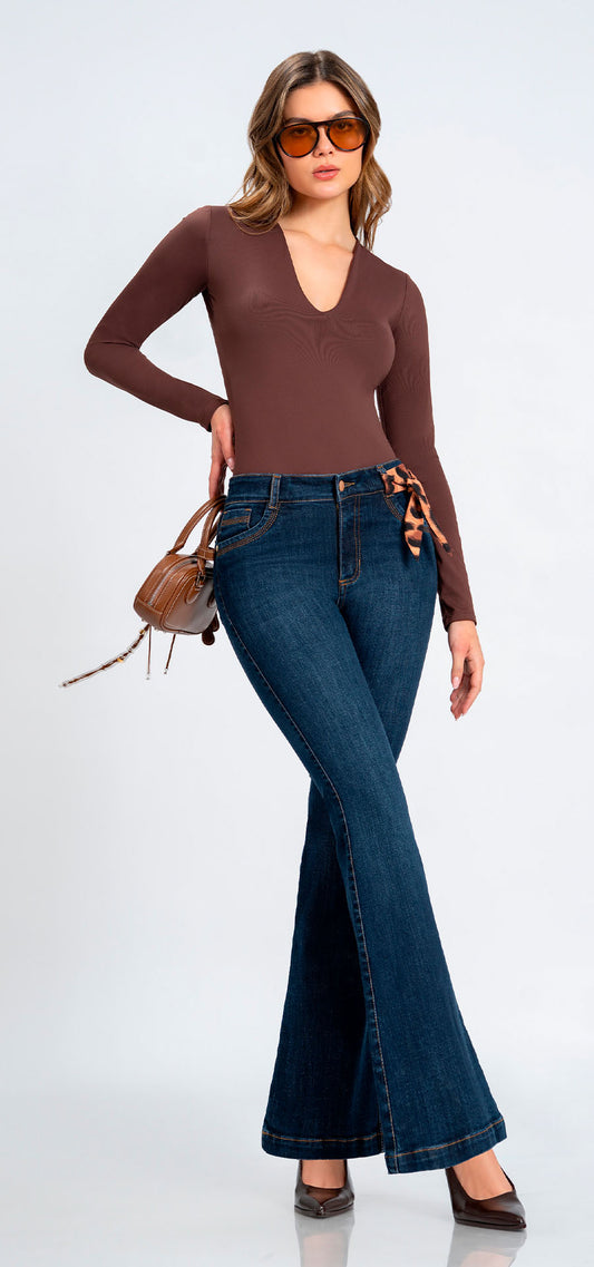 Ref. 700-1763 Jeans bota campana. Tiro alto 1 botón. Tono azul oscuro