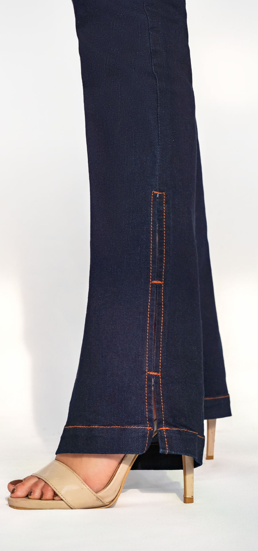 Ref. 700-1768 Jeans bota recta. Pretina alta control abdomen. Tono azul oscuro