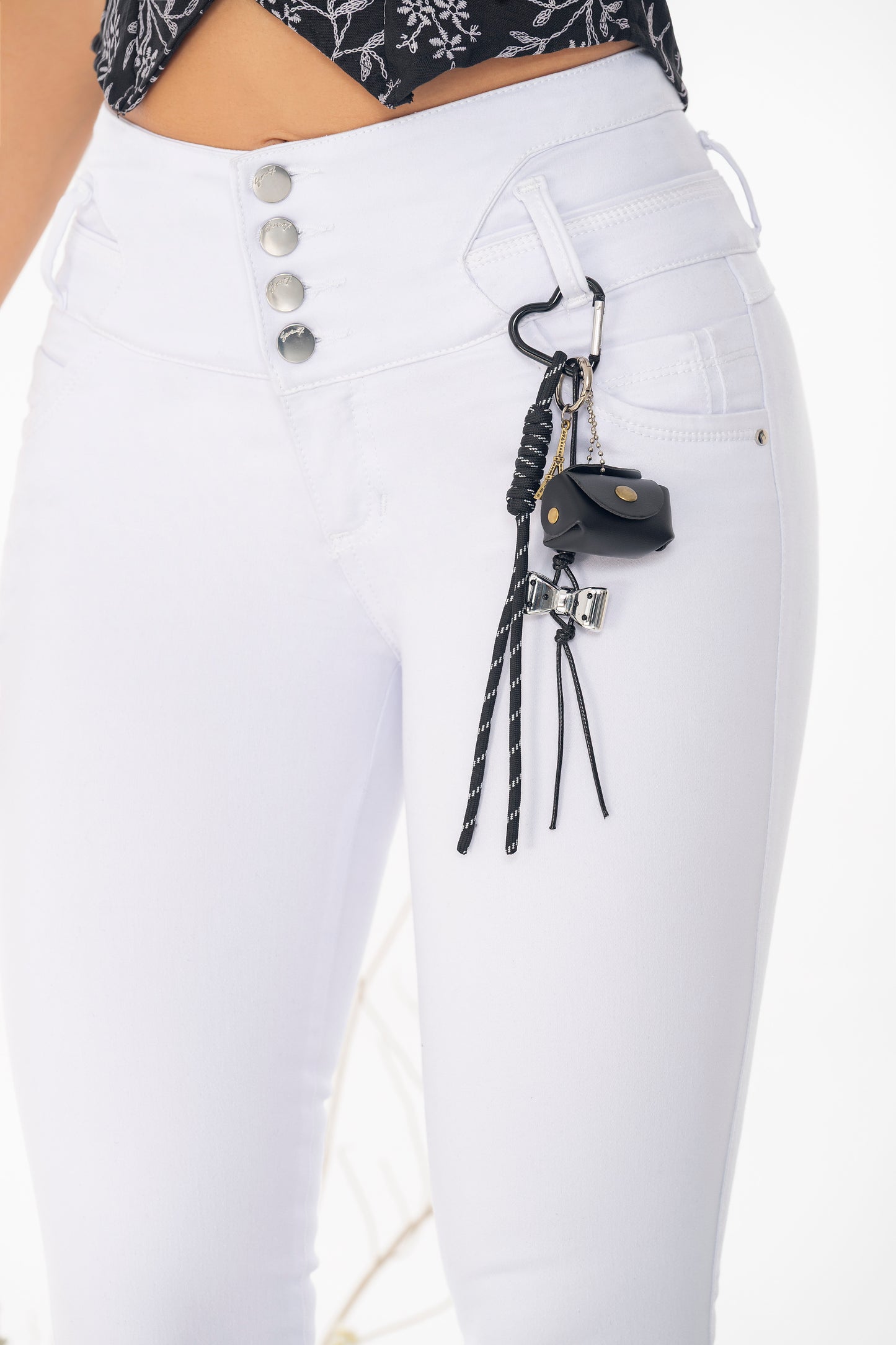 Ref. 700-1811 Jeans bota tubo. Pretina alta control abdomen. Tono blanco