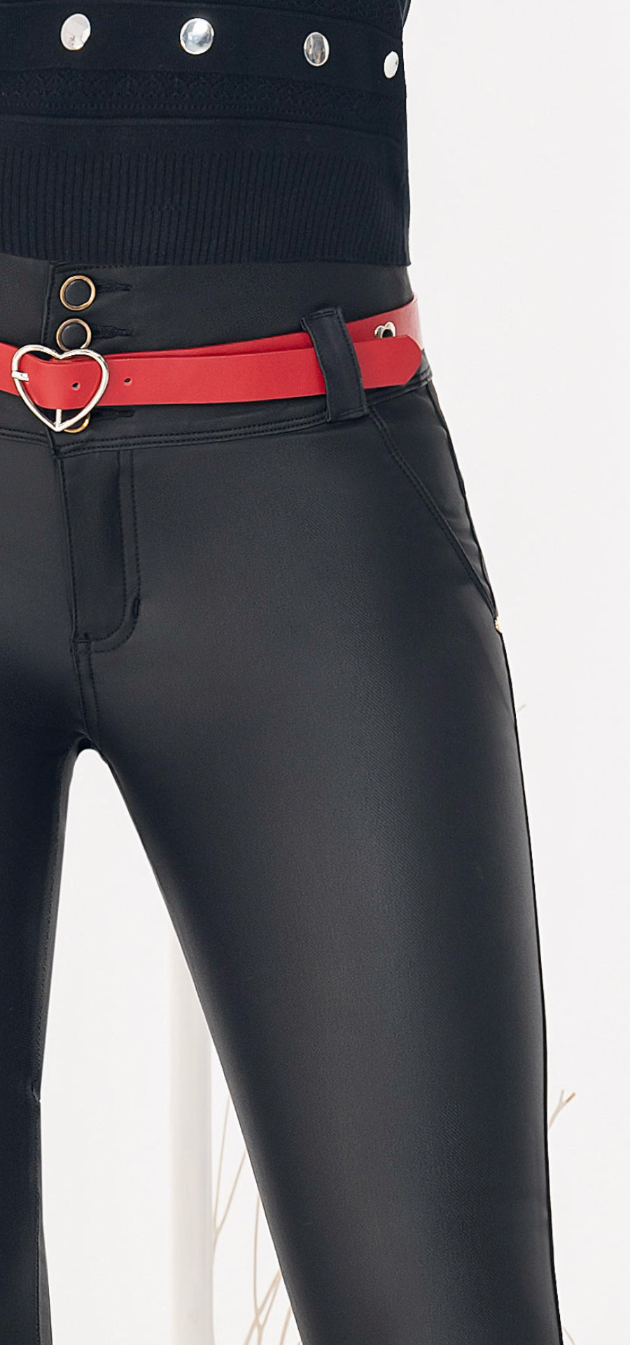 Ref. 700-1815 Jeans efecto cuero bota tubo. Pretina alta control abdomen. Tono negro
