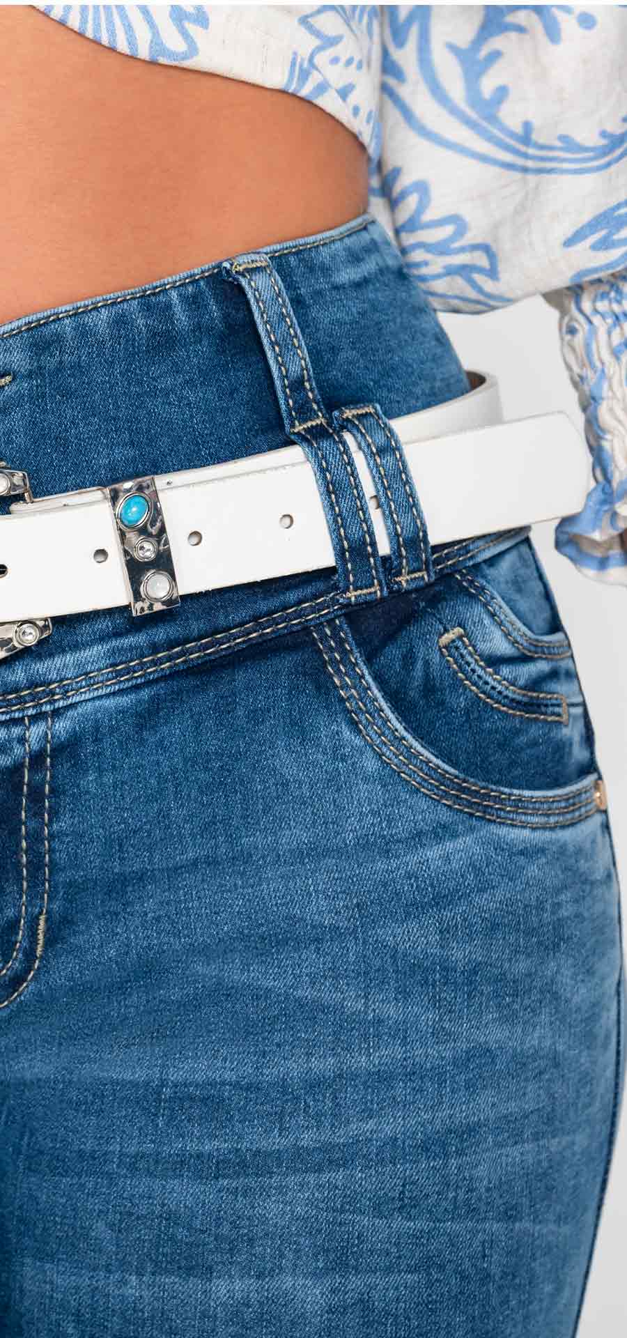 Ref. 700-1819 Jeans bota campana. Pretina alta control abdomen. Tono azul medio