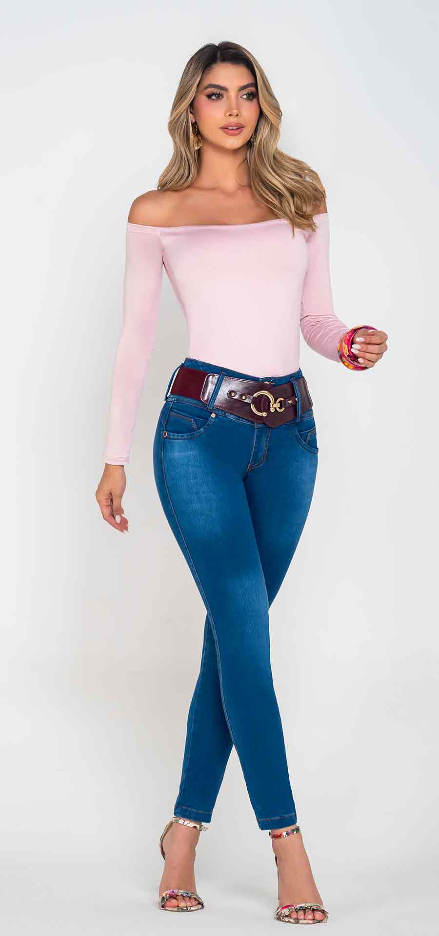 Ref. 700-1821 Jeans bota tubo. Pretina alta control abdomen. Tono azul medio