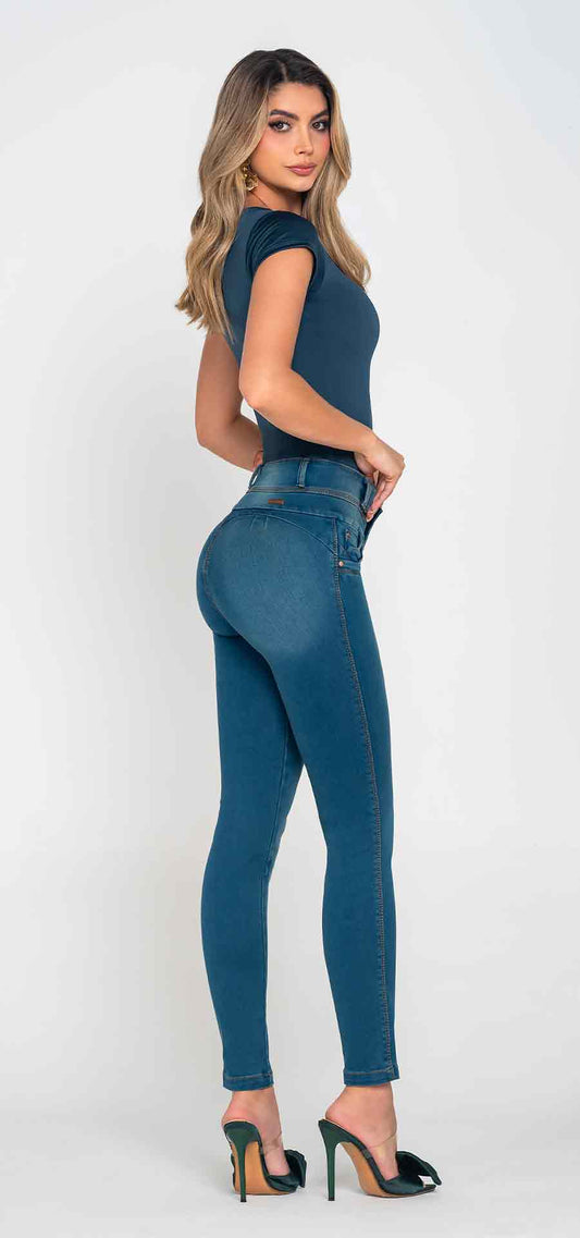 Ref. 700-1823 Jeans bota tubo. Pretina alta control abdomen. Tono azul medio