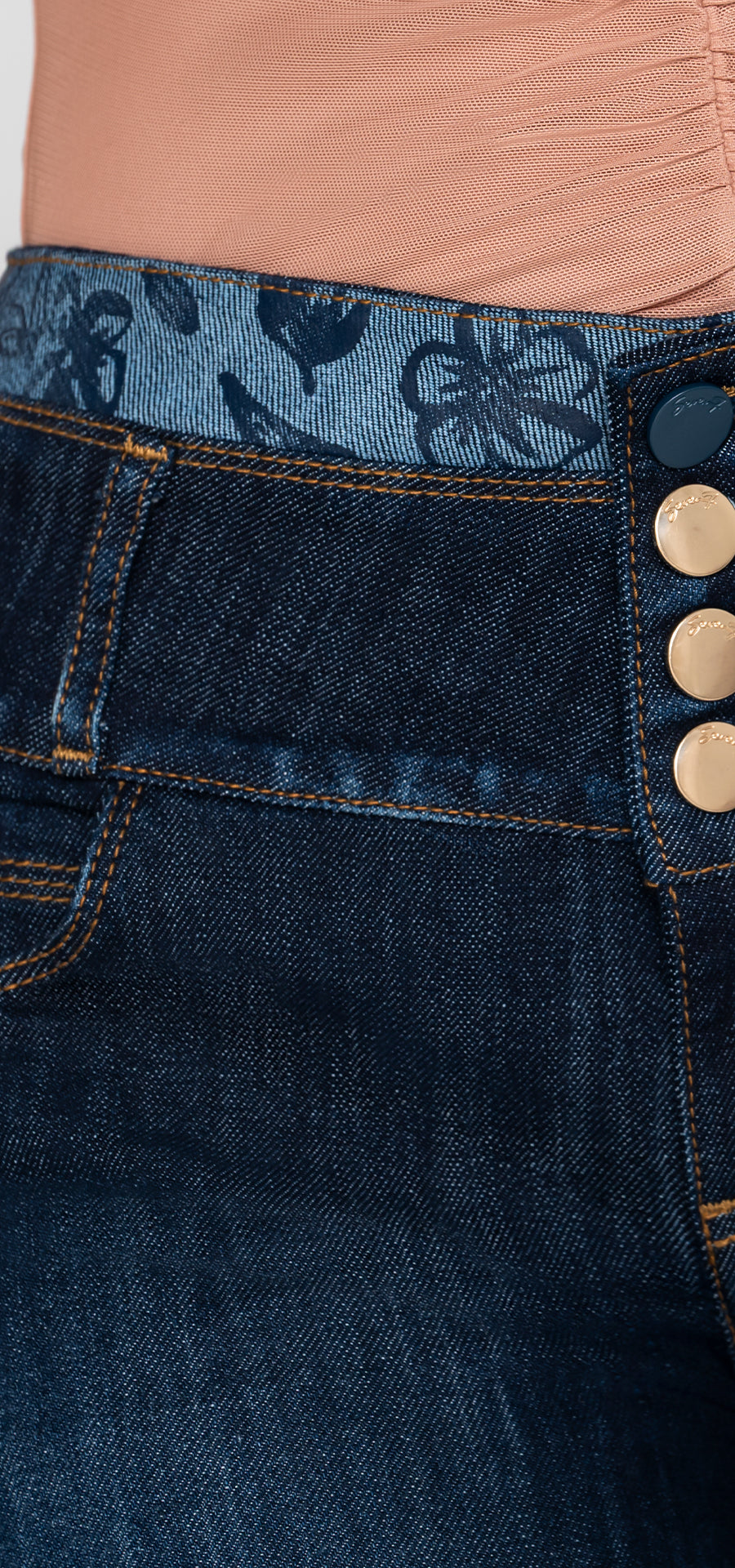Ref. 700-1826 Jeans bota campana. Pretina alta control abdomen. Tono azul oscuro