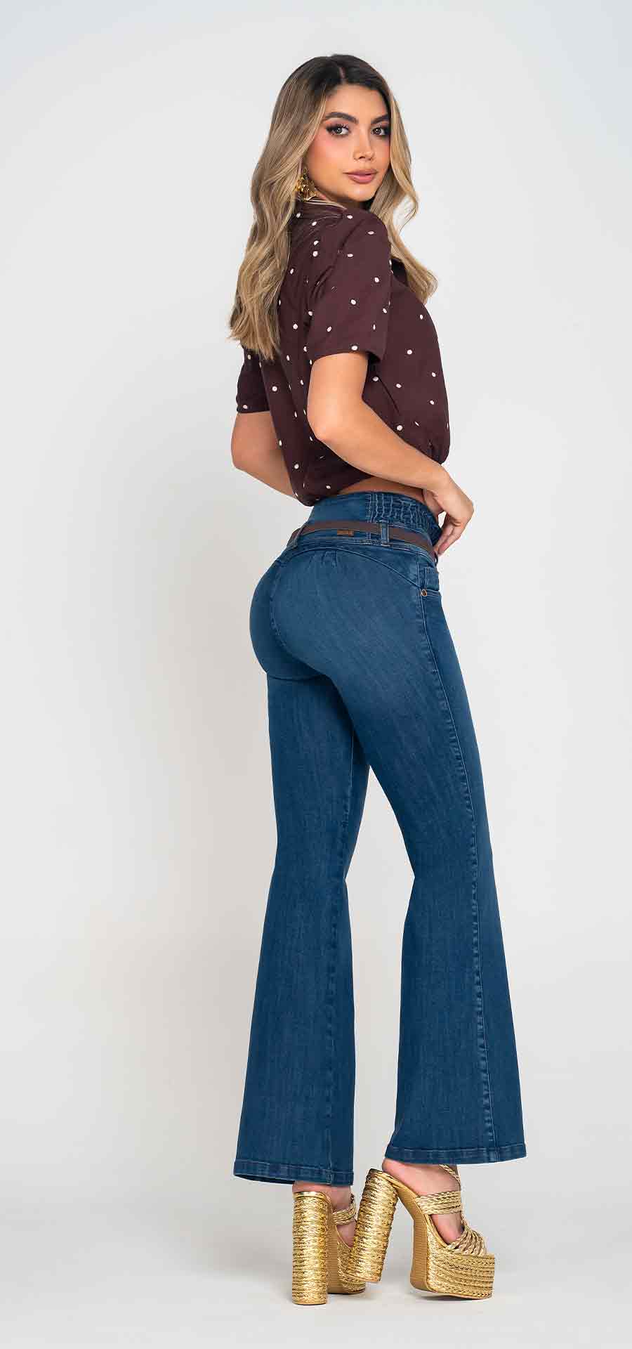 Ref. 700-1827 Jeans bota campana. Pretina alta control abdomen. Tono azul medio