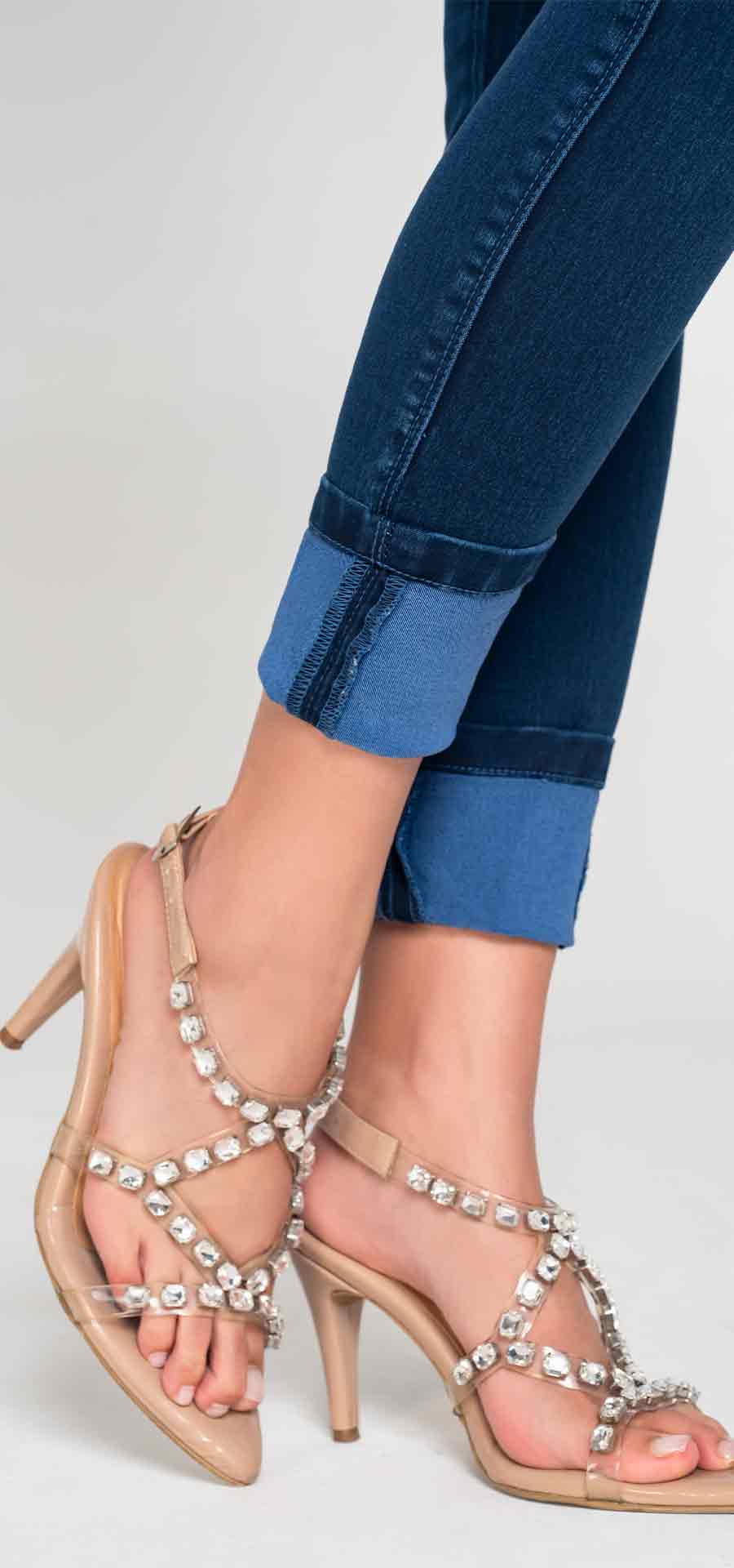 Ref. 700-1837 Jeans bota tubo. Pretina alta control abdomen. Tono azul medio