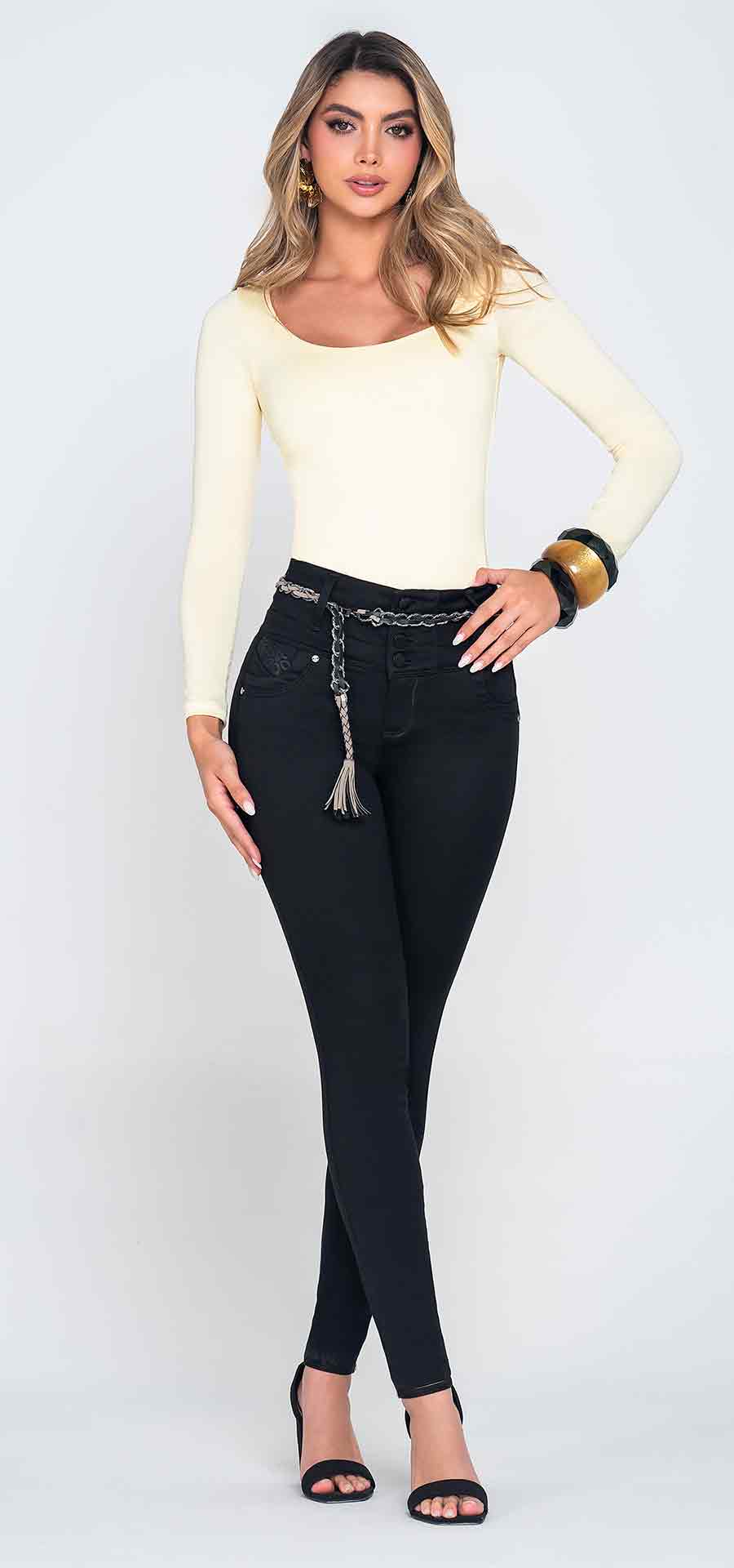 Ref. 700-1840 Jeans bota tubo. Pretina alta control abdomen. Tono negro