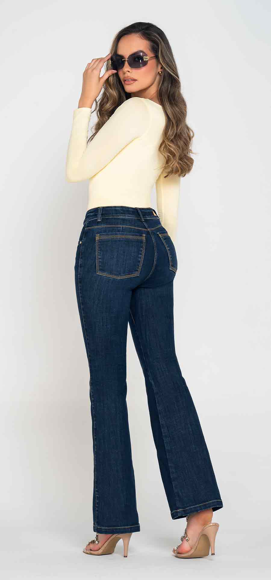 Ref. 700-1845 Jeans bota campana. Tiro alto 1 botón. Tono azul oscuro