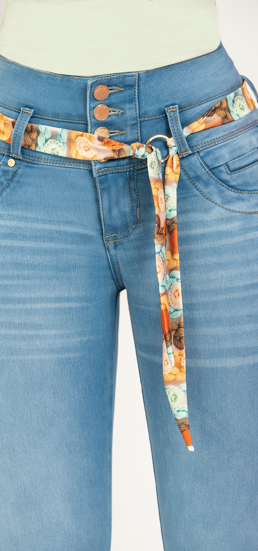 Jeans bota skinny (bota tubo). Pretina alta control abdomen. Tono azul claro. Ref. 700-1864