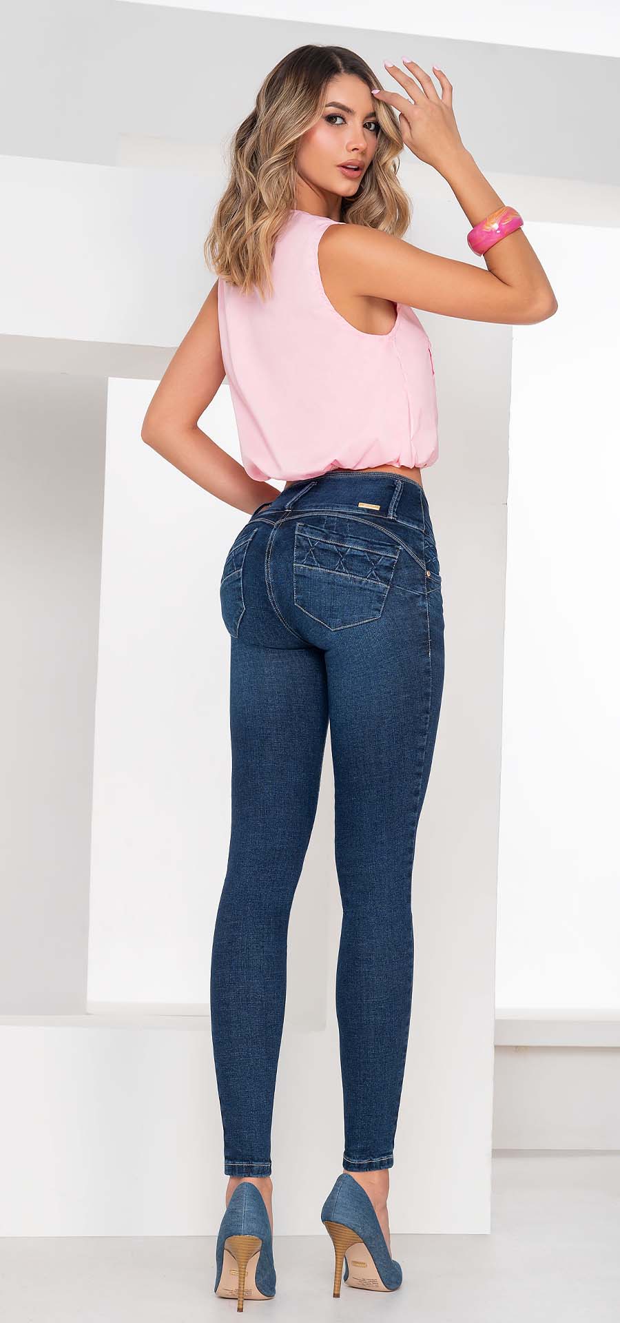Ref. 700-1753-MAY Jeans bota tubo. Pretina alta control abdomen. Tono azul medio