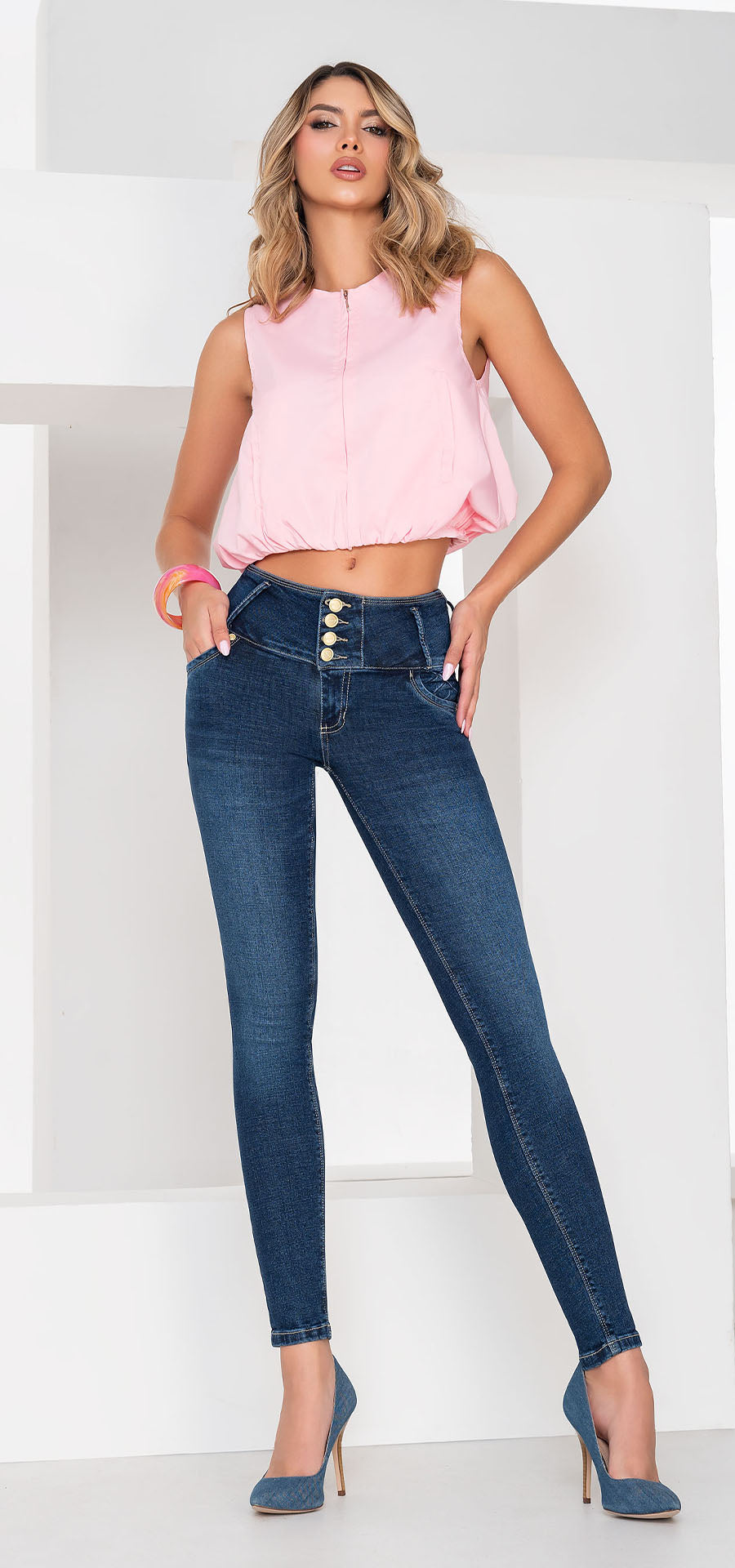 Ref. 700-1753-MAY Jeans bota tubo. Pretina alta control abdomen. Tono azul medio
