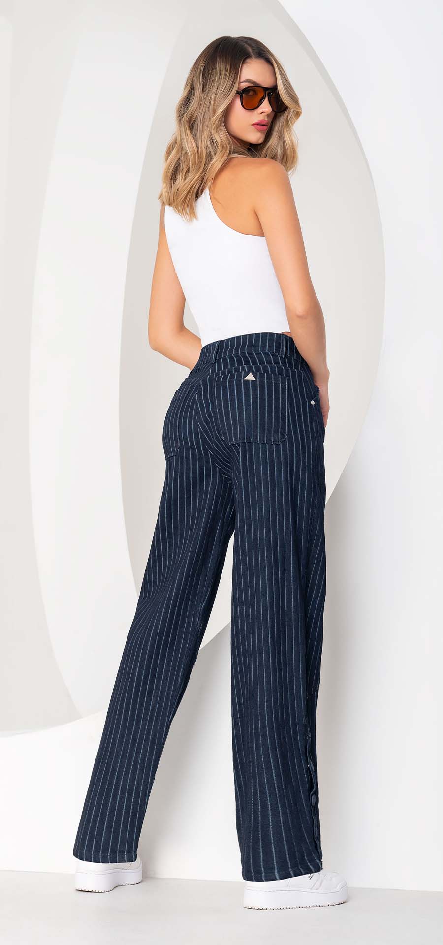 Ref. 700-1772 Jeans mom fit. Tiro alto 1 botón. azul oscuro