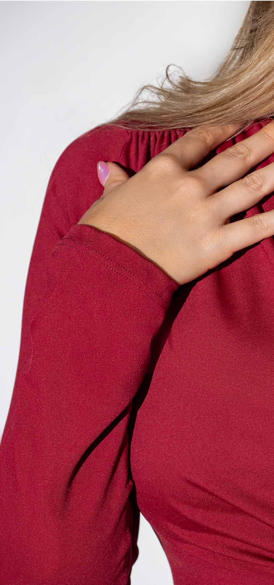 Ref. Y-111 Blusa ajustada. Manga larga. Tono vino tinto