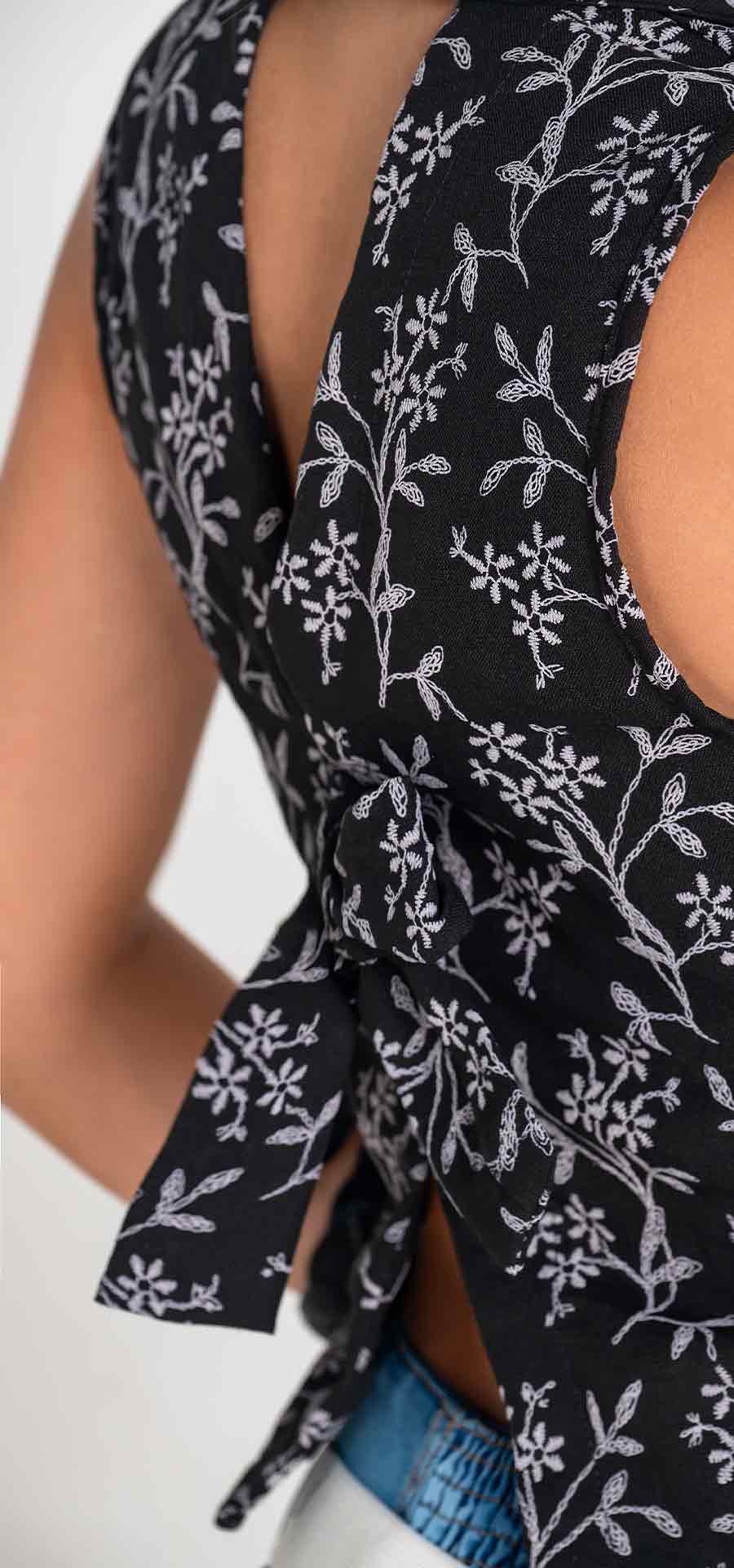 Ref. Y-115 Chaleco semi ajustado. Material Lino bordado. Tono negro blanco